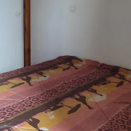 Spacieux A Super-besse Avec Terrasse Et Garage - Fr-1-814-147