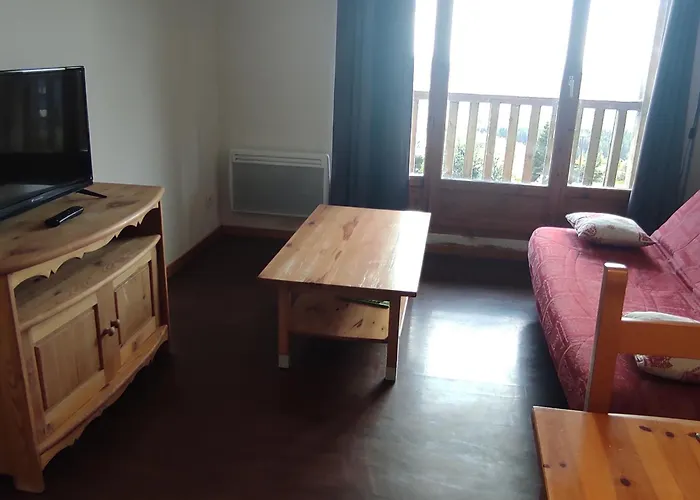 Spacieux A Super-besse Avec Terrasse Et Garage - Fr-1-814-147 *