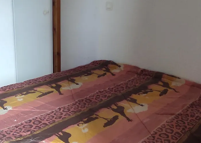 Spacieux A Super-besse Avec Terrasse Et Garage - Fr-1-814-147