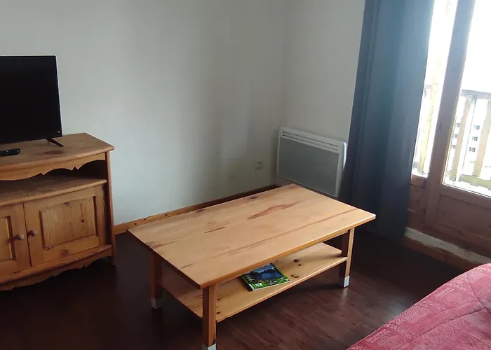 Spacieux A Super-besse Avec Terrasse Et Garage - Fr-1-814-147 *