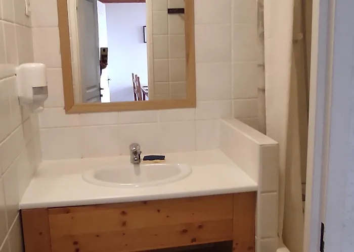 Spacieux A Super-besse Avec Terrasse Et Garage - Fr-1-814-147 * Super Besse