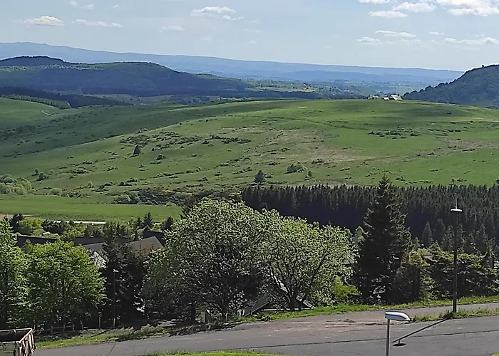 Spacieux A Super-besse Avec Terrasse Et Garage - Fr-1-814-147 Super Besse